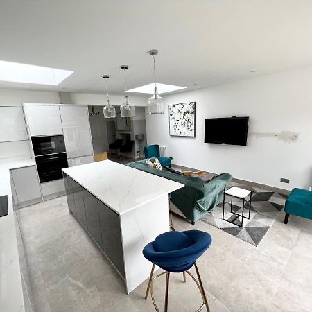 3 Cosy Homes Walking Distance To Mall With Parking Available To Book Separately 3 Bed House Or 1 Bed Apartment Or Studio Londýn Exteriér fotografie