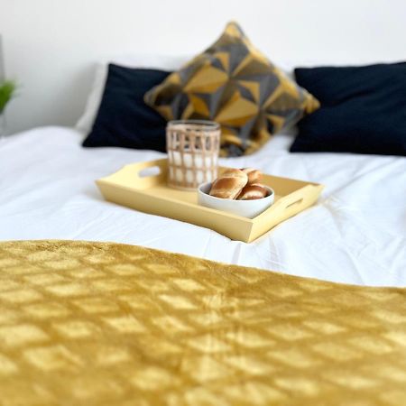 3 Cosy Homes Walking Distance To Mall With Parking Available To Book Separately 3 Bed House Or 1 Bed Apartment Or Studio Londýn Exteriér fotografie