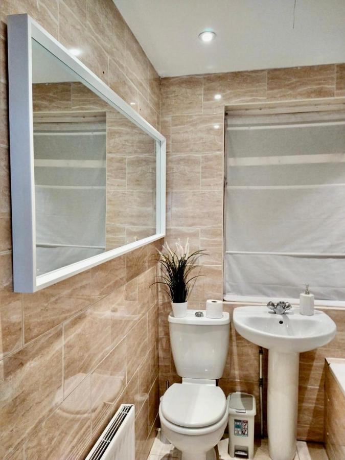 3 Cosy Homes Walking Distance To Mall With Parking Available To Book Separately 3 Bed House Or 1 Bed Apartment Or Studio Londýn Exteriér fotografie