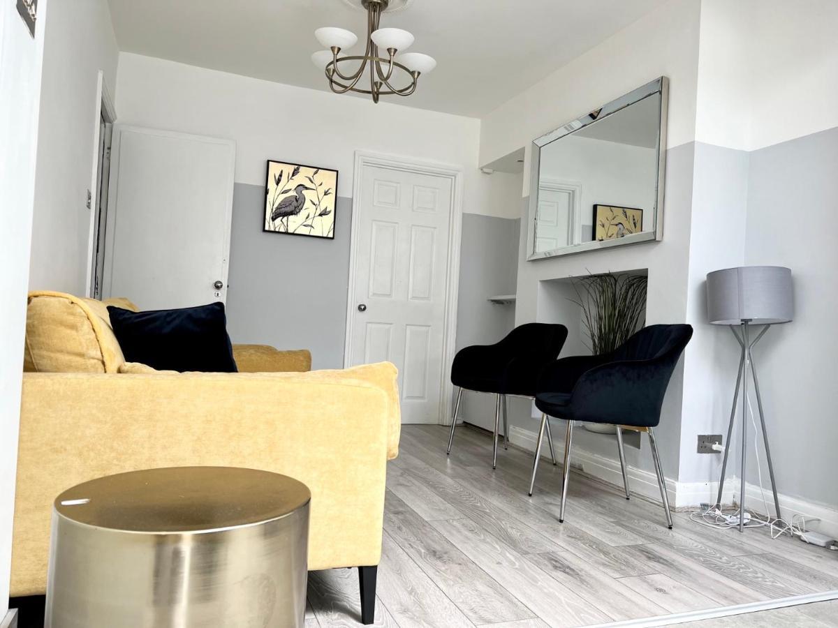 3 Cosy Homes Walking Distance To Mall With Parking Available To Book Separately 3 Bed House Or 1 Bed Apartment Or Studio Londýn Exteriér fotografie