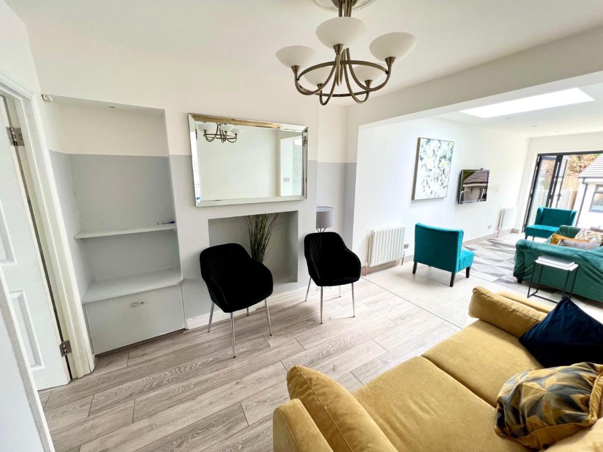 3 Cosy Homes Walking Distance To Mall With Parking Available To Book Separately 3 Bed House Or 1 Bed Apartment Or Studio Londýn Exteriér fotografie