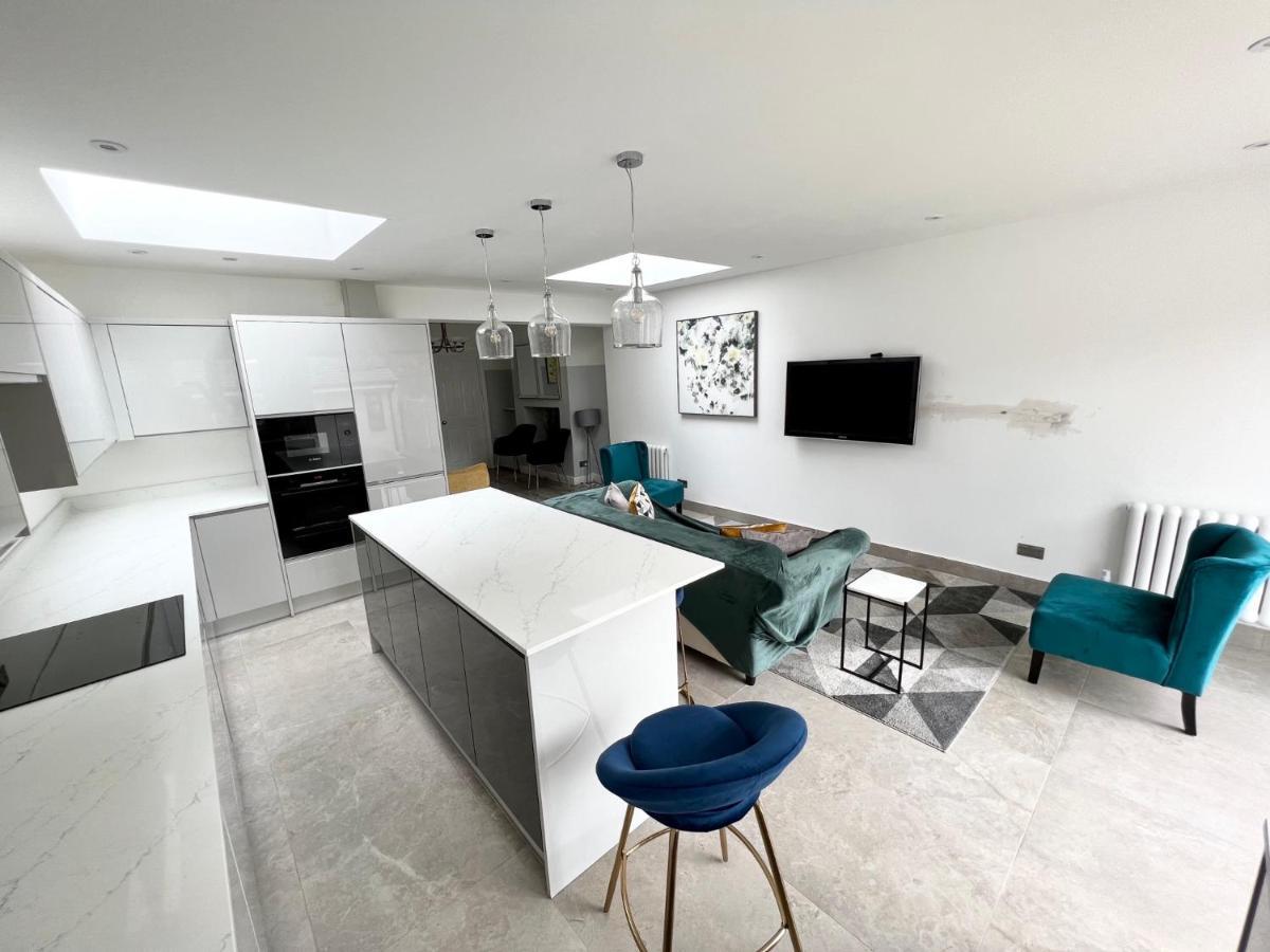 3 Cosy Homes Walking Distance To Mall With Parking Available To Book Separately 3 Bed House Or 1 Bed Apartment Or Studio Londýn Exteriér fotografie