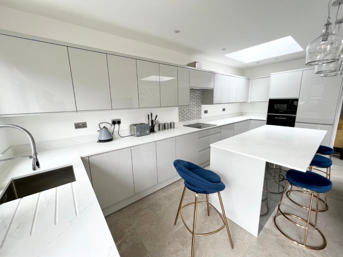 3 Cosy Homes Walking Distance To Mall With Parking Available To Book Separately 3 Bed House Or 1 Bed Apartment Or Studio Londýn Exteriér fotografie