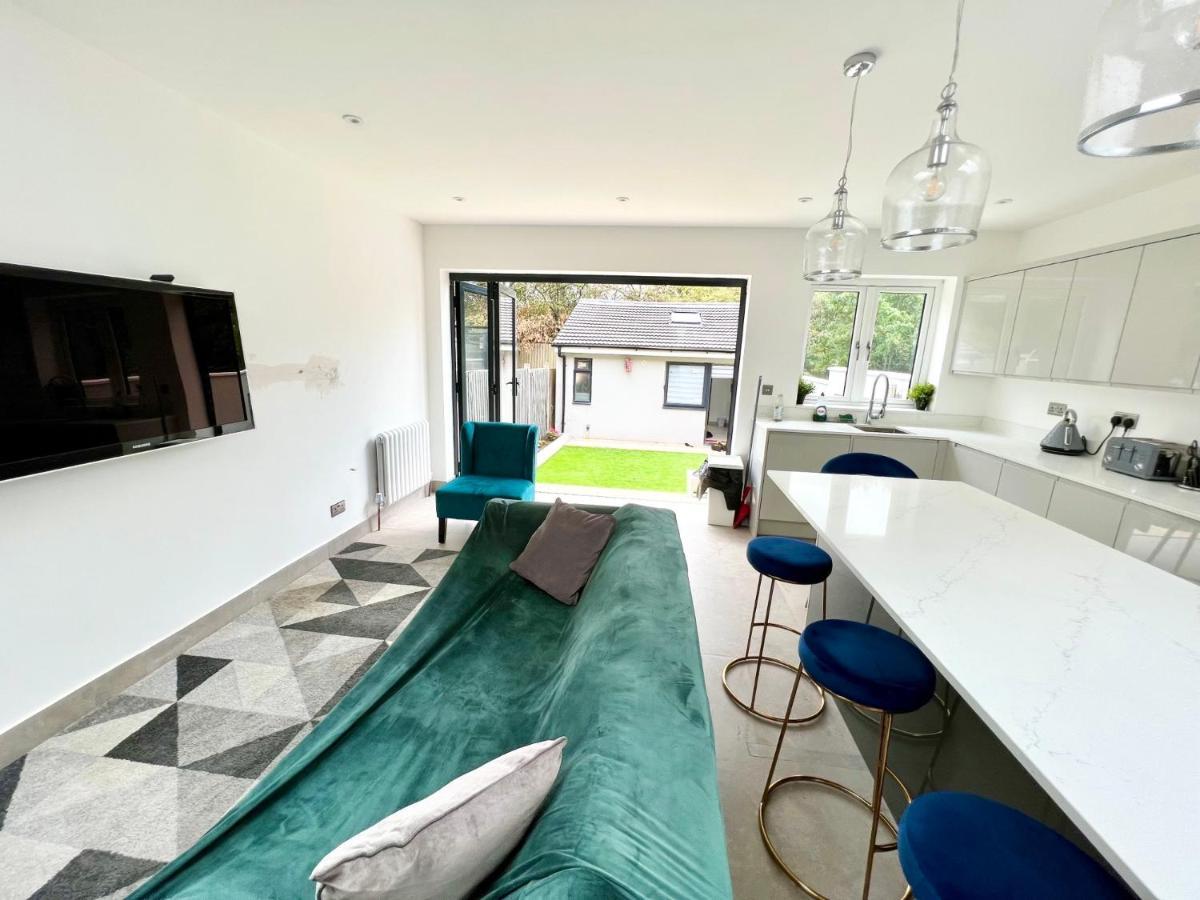 3 Cosy Homes Walking Distance To Mall With Parking Available To Book Separately 3 Bed House Or 1 Bed Apartment Or Studio Londýn Exteriér fotografie