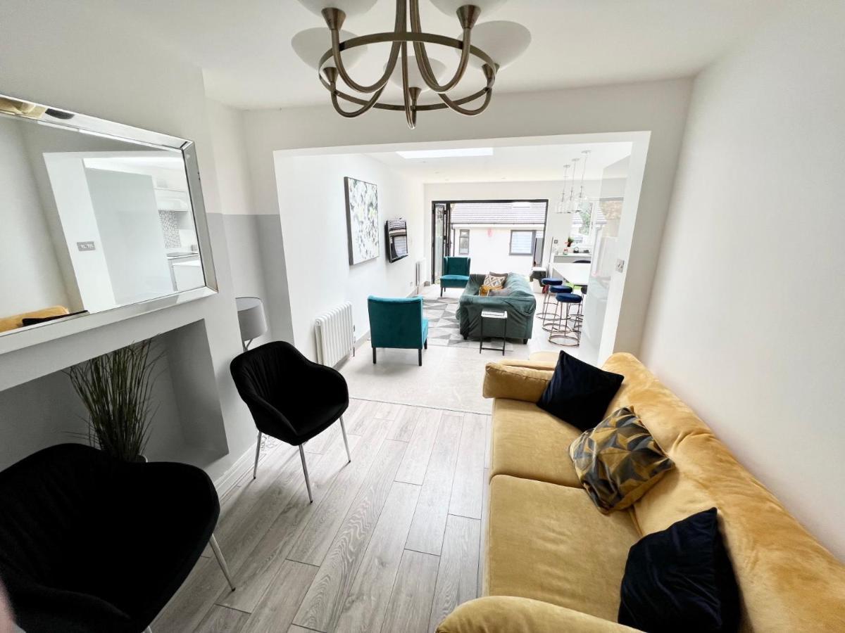 3 Cosy Homes Walking Distance To Mall With Parking Available To Book Separately 3 Bed House Or 1 Bed Apartment Or Studio Londýn Exteriér fotografie