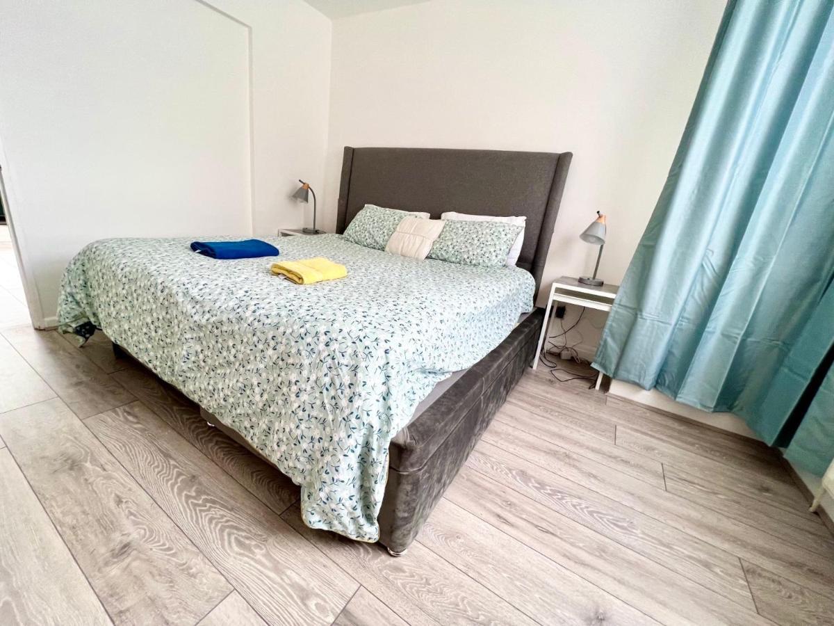 3 Cosy Homes Walking Distance To Mall With Parking Available To Book Separately 3 Bed House Or 1 Bed Apartment Or Studio Londýn Exteriér fotografie