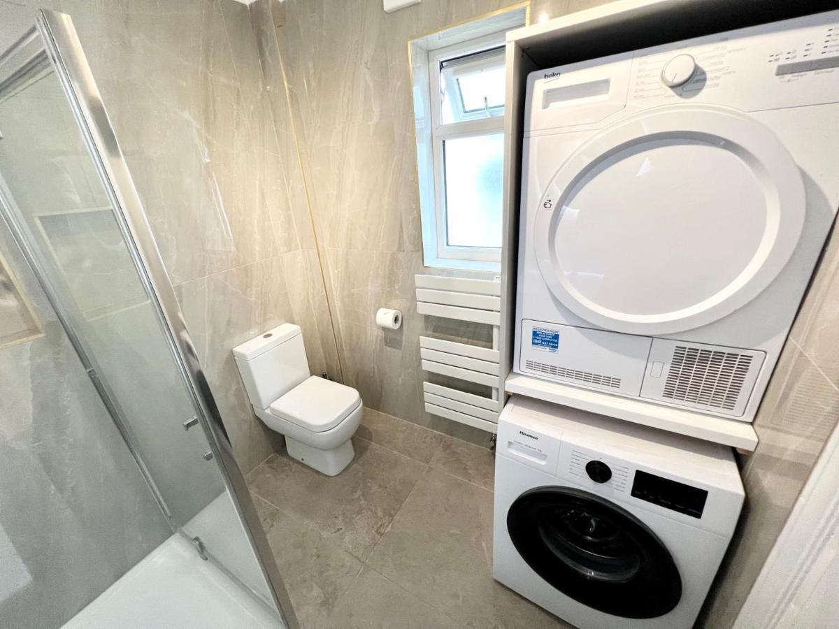 3 Cosy Homes Walking Distance To Mall With Parking Available To Book Separately 3 Bed House Or 1 Bed Apartment Or Studio Londýn Exteriér fotografie