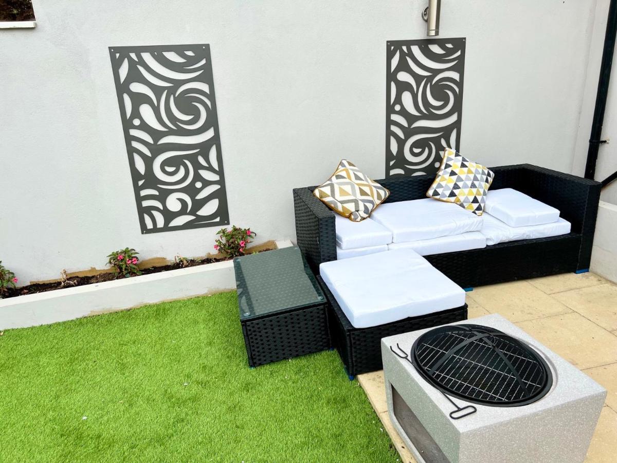 3 Cosy Homes Walking Distance To Mall With Parking Available To Book Separately 3 Bed House Or 1 Bed Apartment Or Studio Londýn Exteriér fotografie