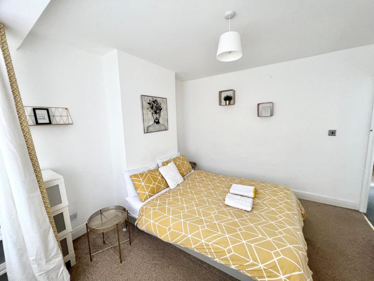 3 Cosy Homes Walking Distance To Mall With Parking Available To Book Separately 3 Bed House Or 1 Bed Apartment Or Studio Londýn Exteriér fotografie