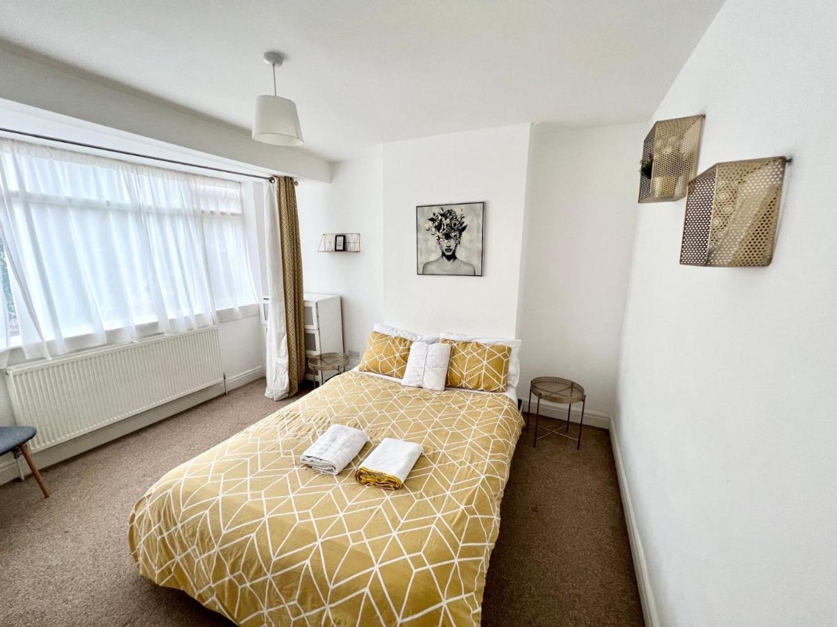 3 Cosy Homes Walking Distance To Mall With Parking Available To Book Separately 3 Bed House Or 1 Bed Apartment Or Studio Londýn Exteriér fotografie