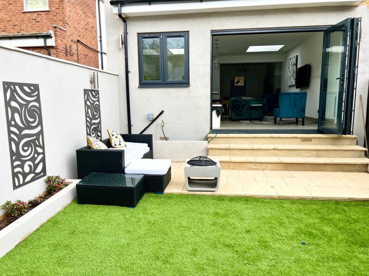 3 Cosy Homes Walking Distance To Mall With Parking Available To Book Separately 3 Bed House Or 1 Bed Apartment Or Studio Londýn Exteriér fotografie