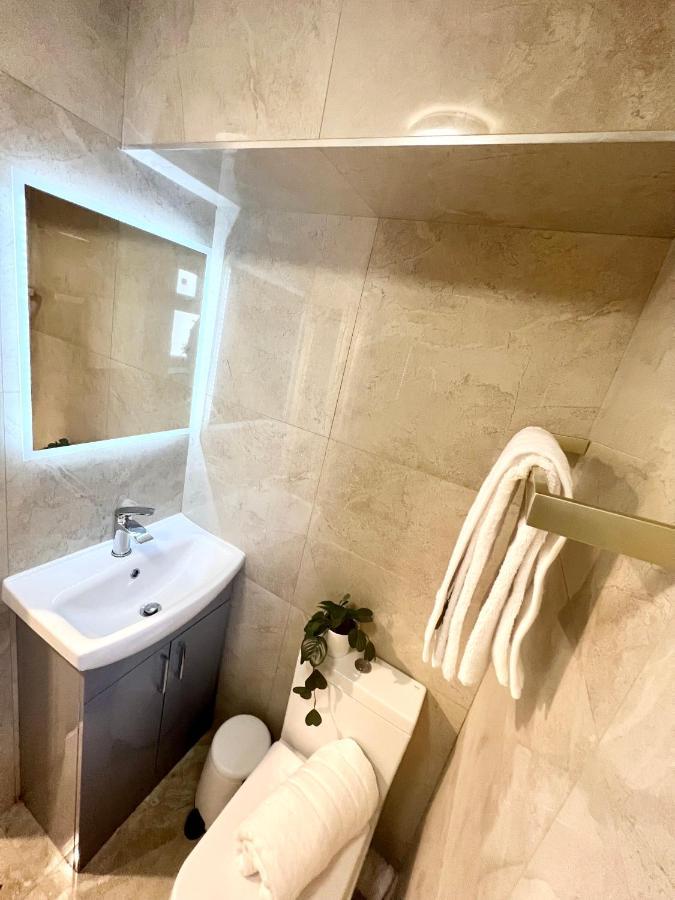 3 Cosy Homes Walking Distance To Mall With Parking Available To Book Separately 3 Bed House Or 1 Bed Apartment Or Studio Londýn Exteriér fotografie