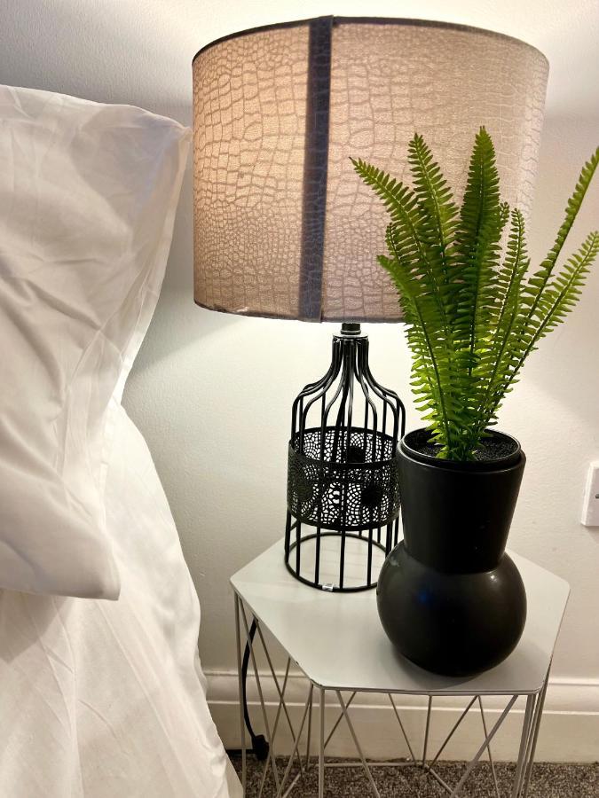 3 Cosy Homes Walking Distance To Mall With Parking Available To Book Separately 3 Bed House Or 1 Bed Apartment Or Studio Londýn Exteriér fotografie