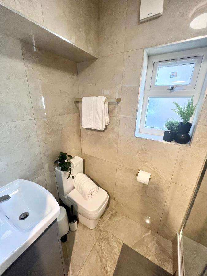 3 Cosy Homes Walking Distance To Mall With Parking Available To Book Separately 3 Bed House Or 1 Bed Apartment Or Studio Londýn Exteriér fotografie