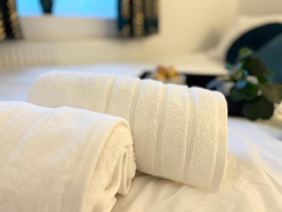 3 Cosy Homes Walking Distance To Mall With Parking Available To Book Separately 3 Bed House Or 1 Bed Apartment Or Studio Londýn Exteriér fotografie