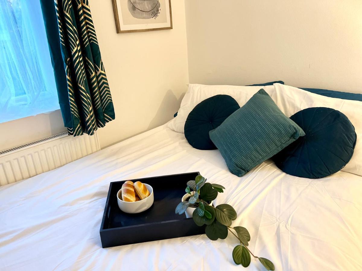 3 Cosy Homes Walking Distance To Mall With Parking Available To Book Separately 3 Bed House Or 1 Bed Apartment Or Studio Londýn Exteriér fotografie