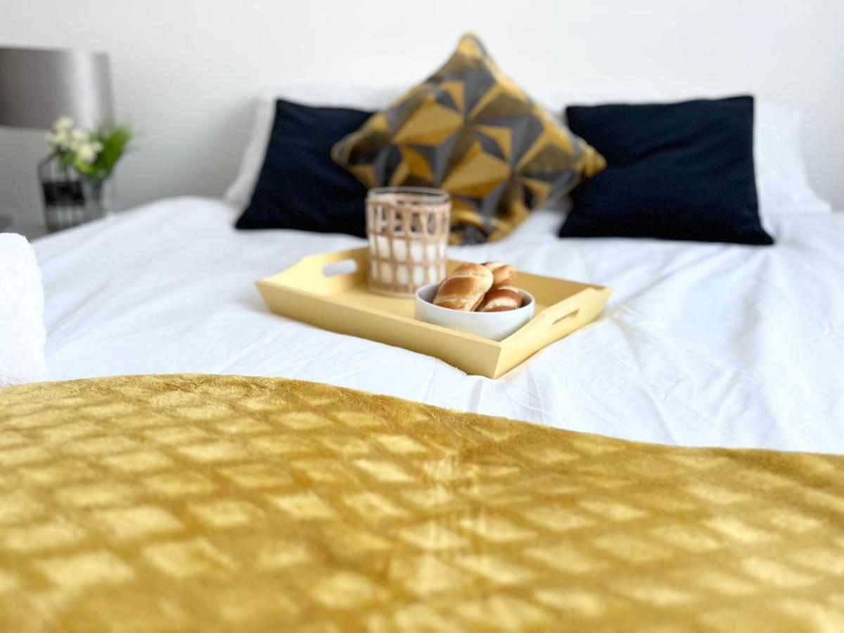 3 Cosy Homes Walking Distance To Mall With Parking Available To Book Separately 3 Bed House Or 1 Bed Apartment Or Studio Londýn Exteriér fotografie