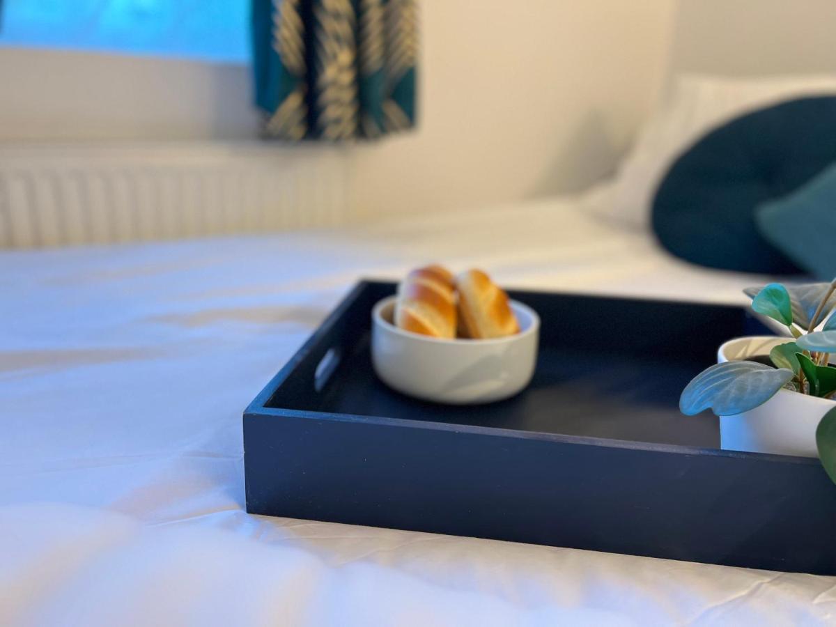 3 Cosy Homes Walking Distance To Mall With Parking Available To Book Separately 3 Bed House Or 1 Bed Apartment Or Studio Londýn Exteriér fotografie