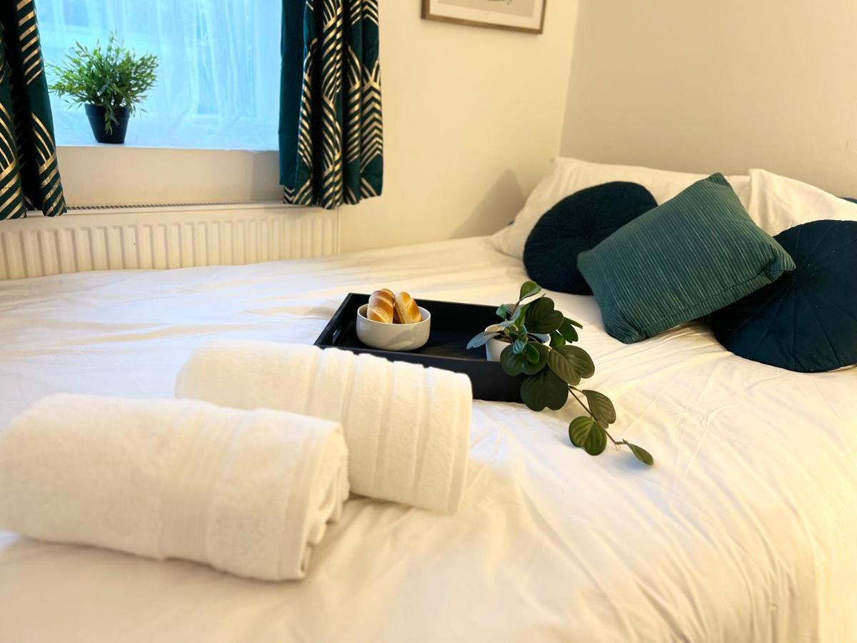 3 Cosy Homes Walking Distance To Mall With Parking Available To Book Separately 3 Bed House Or 1 Bed Apartment Or Studio Londýn Exteriér fotografie