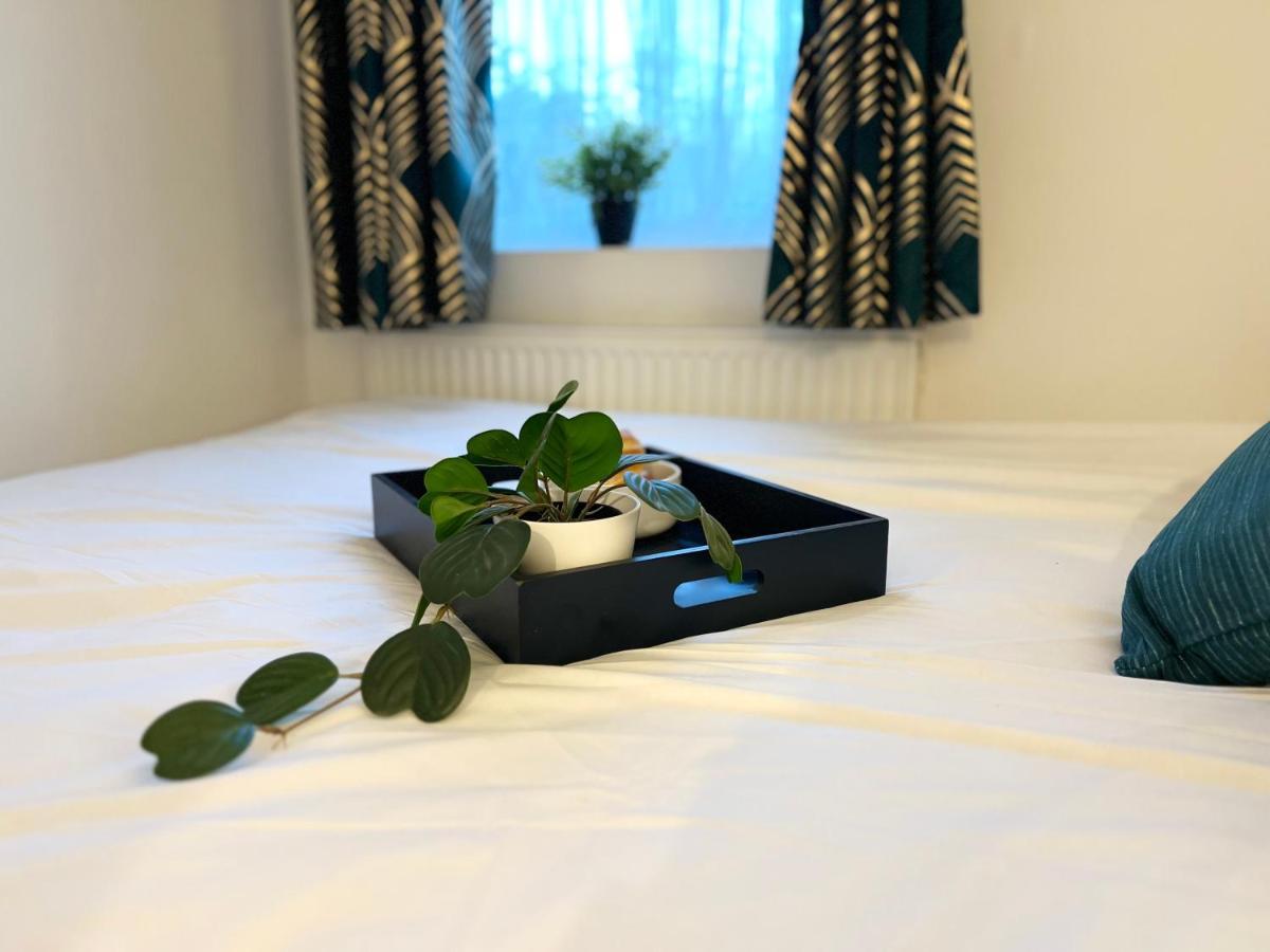 3 Cosy Homes Walking Distance To Mall With Parking Available To Book Separately 3 Bed House Or 1 Bed Apartment Or Studio Londýn Exteriér fotografie