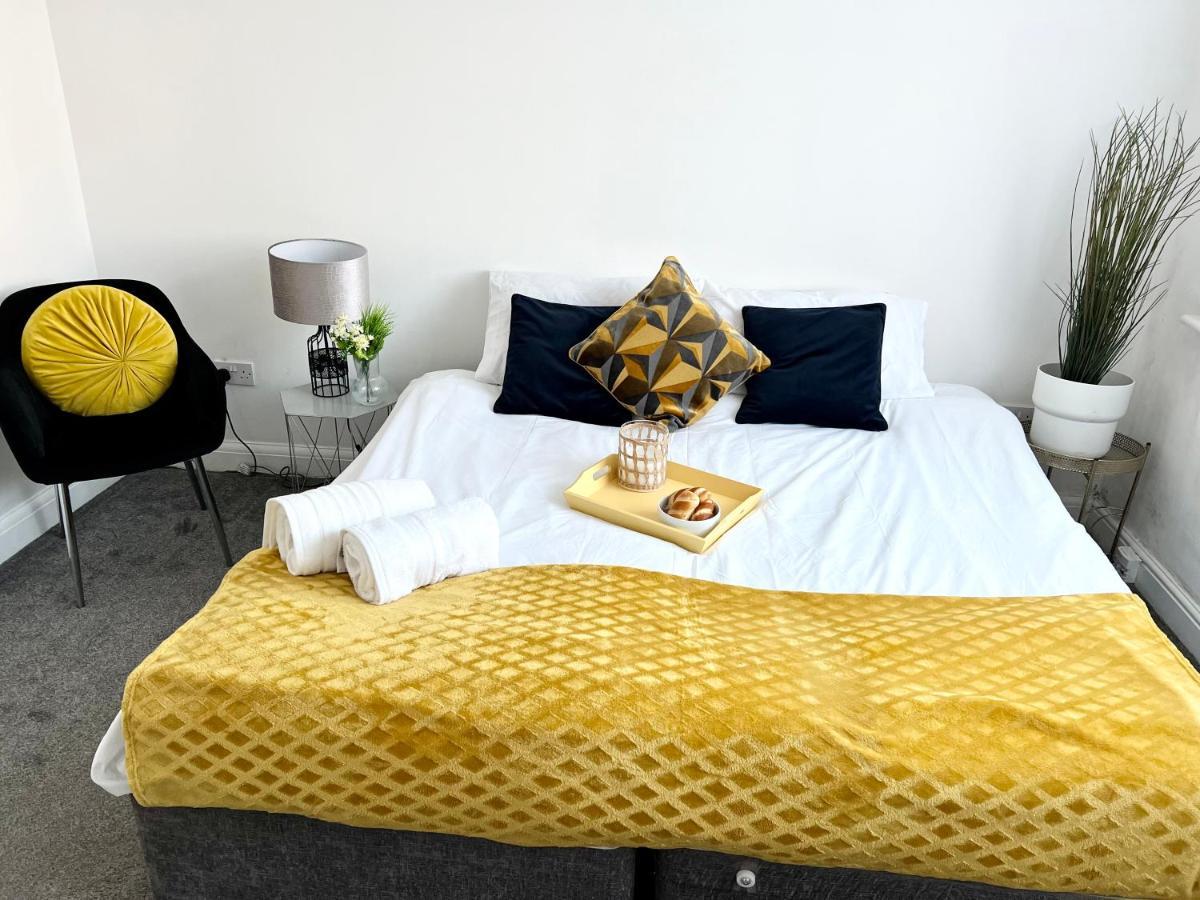 3 Cosy Homes Walking Distance To Mall With Parking Available To Book Separately 3 Bed House Or 1 Bed Apartment Or Studio Londýn Exteriér fotografie