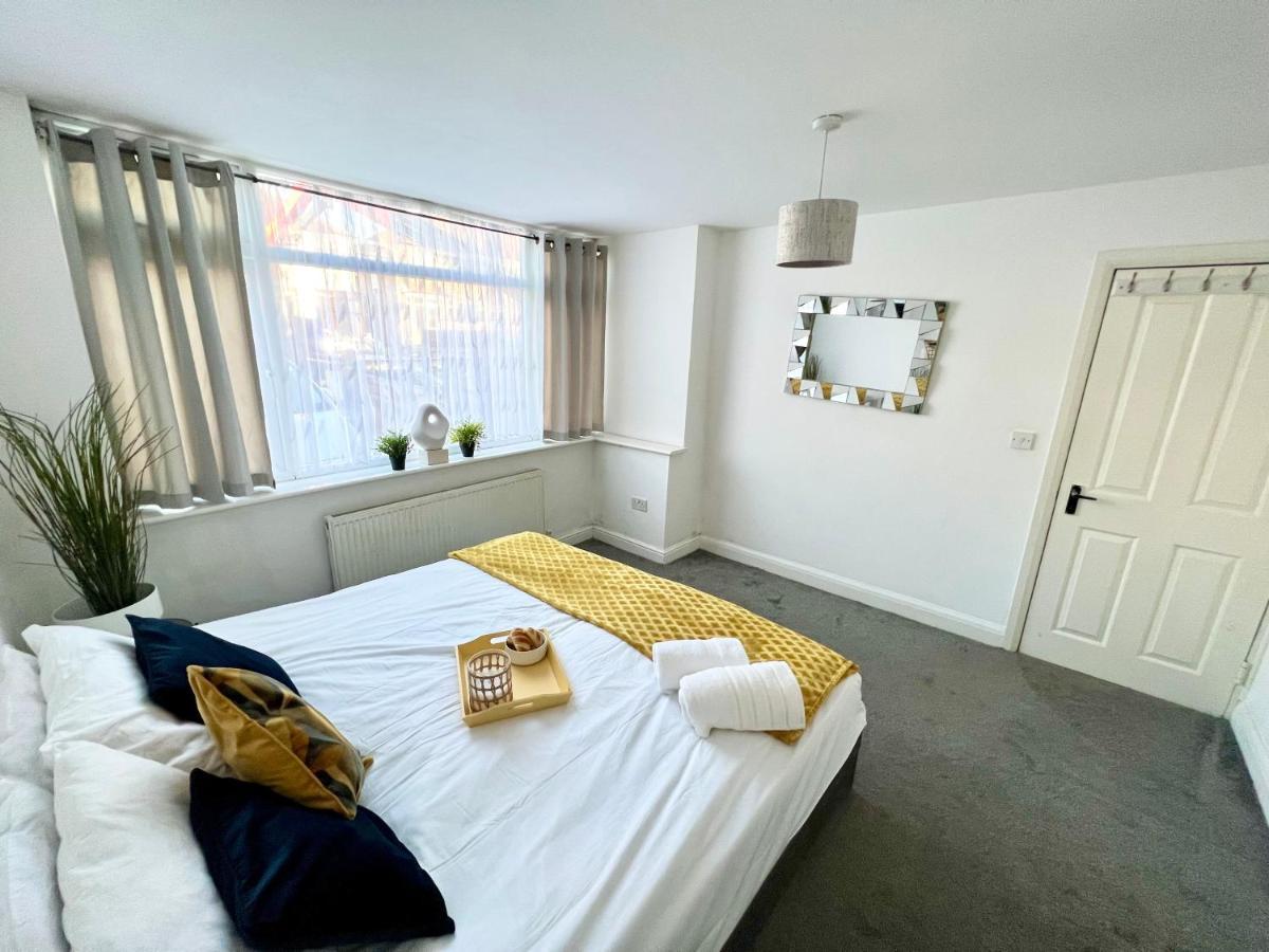3 Cosy Homes Walking Distance To Mall With Parking Available To Book Separately 3 Bed House Or 1 Bed Apartment Or Studio Londýn Exteriér fotografie