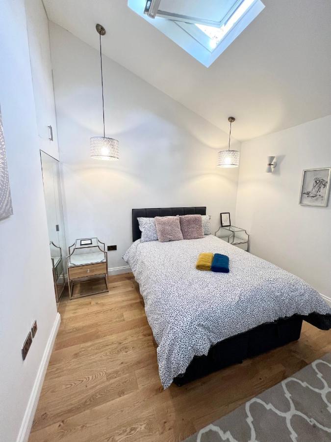 3 Cosy Homes Walking Distance To Mall With Parking Available To Book Separately 3 Bed House Or 1 Bed Apartment Or Studio Londýn Exteriér fotografie