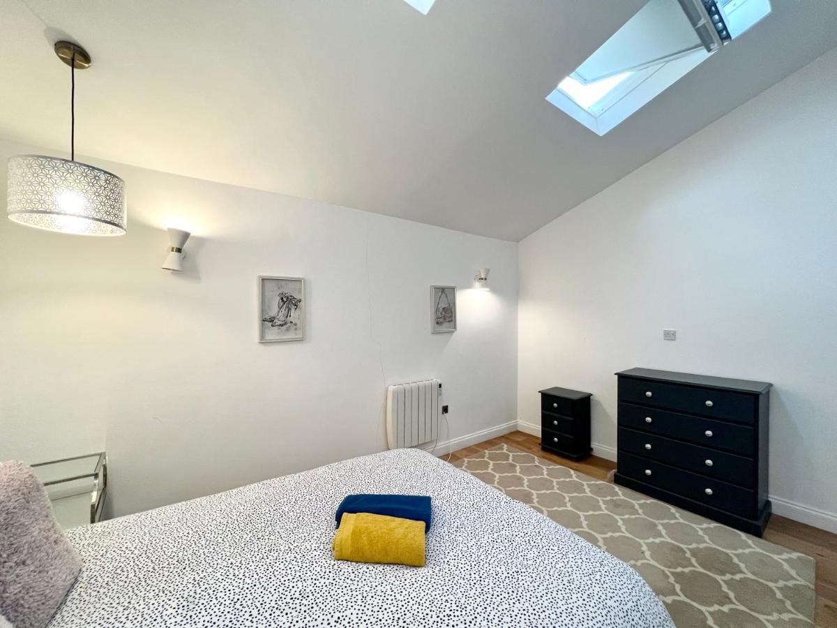 3 Cosy Homes Walking Distance To Mall With Parking Available To Book Separately 3 Bed House Or 1 Bed Apartment Or Studio Londýn Exteriér fotografie
