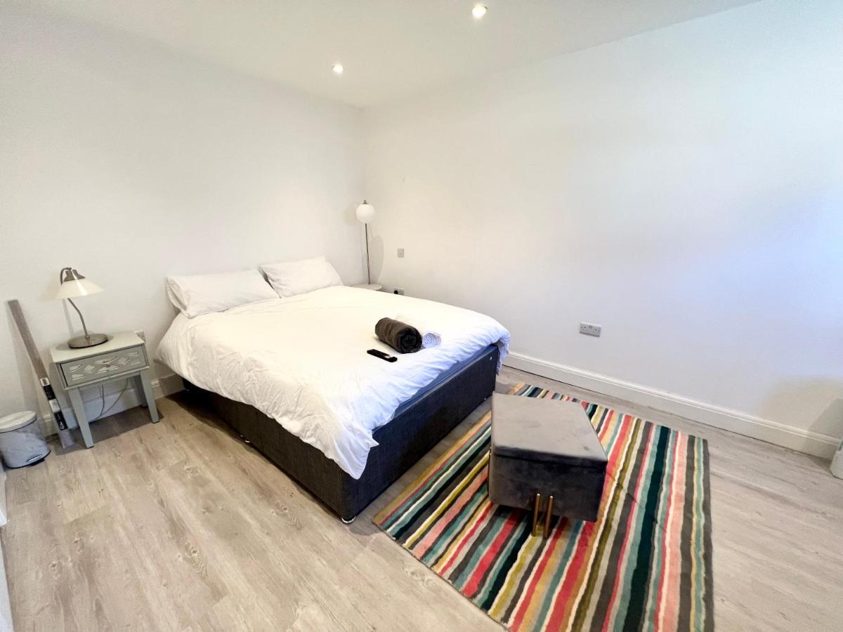 3 Cosy Homes Walking Distance To Mall With Parking Available To Book Separately 3 Bed House Or 1 Bed Apartment Or Studio Londýn Exteriér fotografie