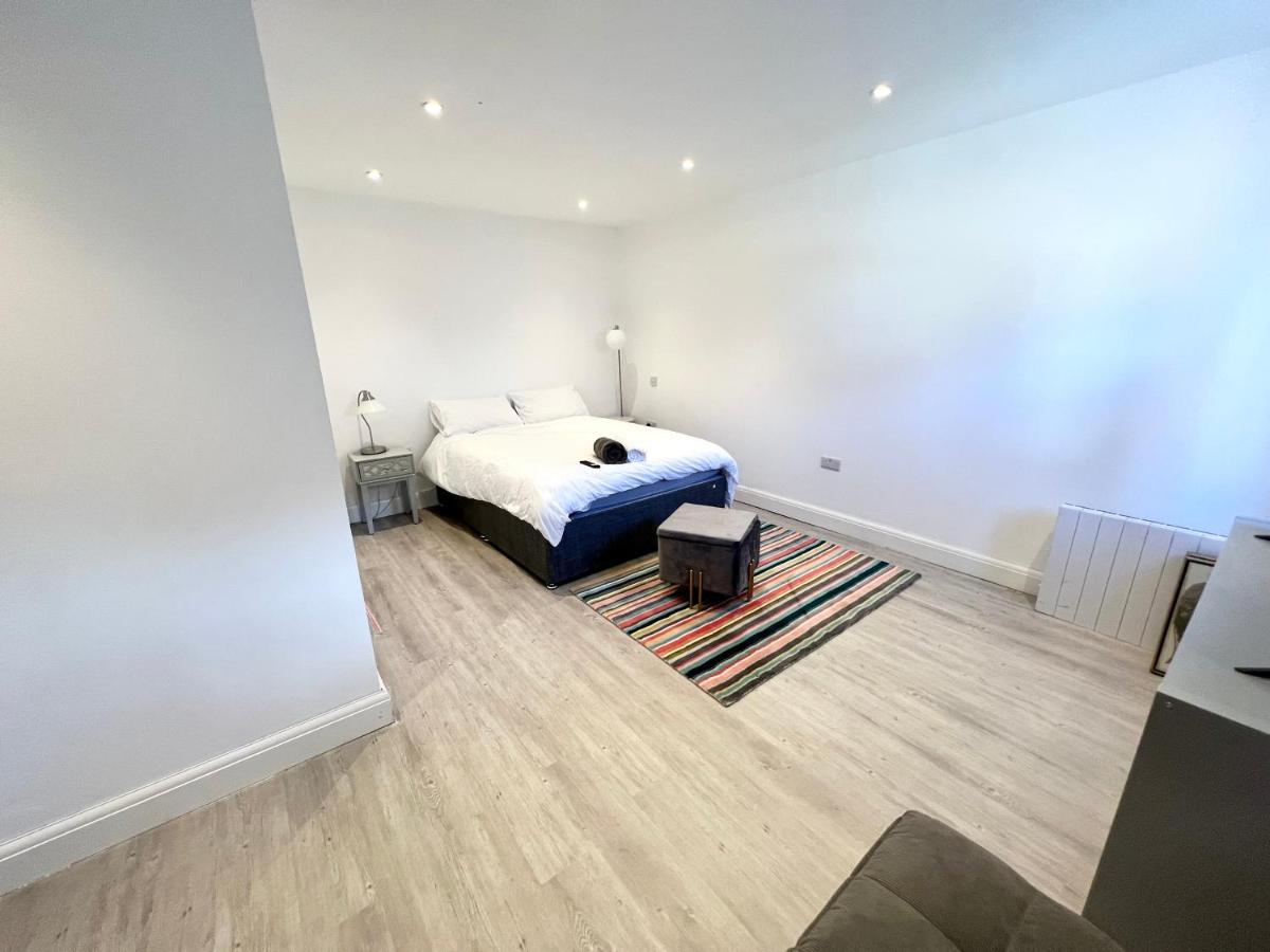 3 Cosy Homes Walking Distance To Mall With Parking Available To Book Separately 3 Bed House Or 1 Bed Apartment Or Studio Londýn Exteriér fotografie