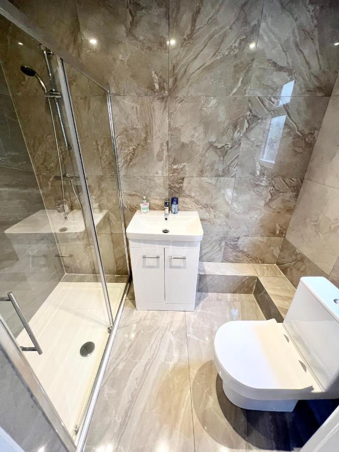 3 Cosy Homes Walking Distance To Mall With Parking Available To Book Separately 3 Bed House Or 1 Bed Apartment Or Studio Londýn Exteriér fotografie