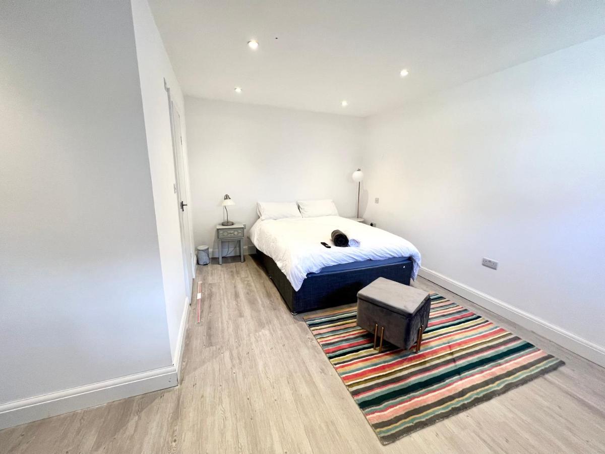 3 Cosy Homes Walking Distance To Mall With Parking Available To Book Separately 3 Bed House Or 1 Bed Apartment Or Studio Londýn Exteriér fotografie