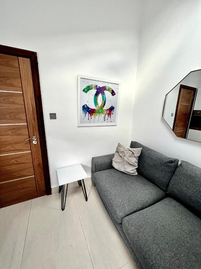 3 Cosy Homes Walking Distance To Mall With Parking Available To Book Separately 3 Bed House Or 1 Bed Apartment Or Studio Londýn Exteriér fotografie