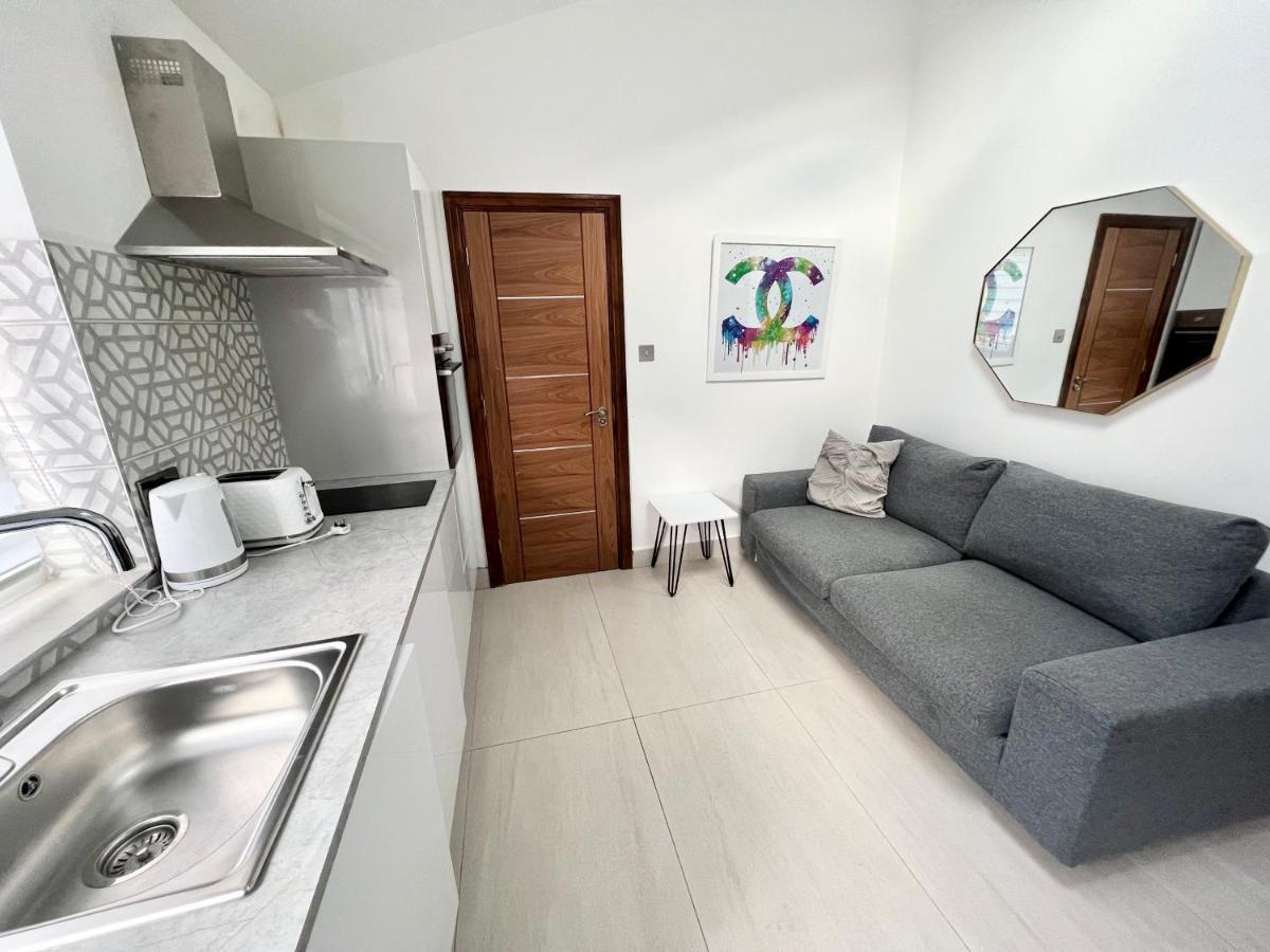 3 Cosy Homes Walking Distance To Mall With Parking Available To Book Separately 3 Bed House Or 1 Bed Apartment Or Studio Londýn Exteriér fotografie