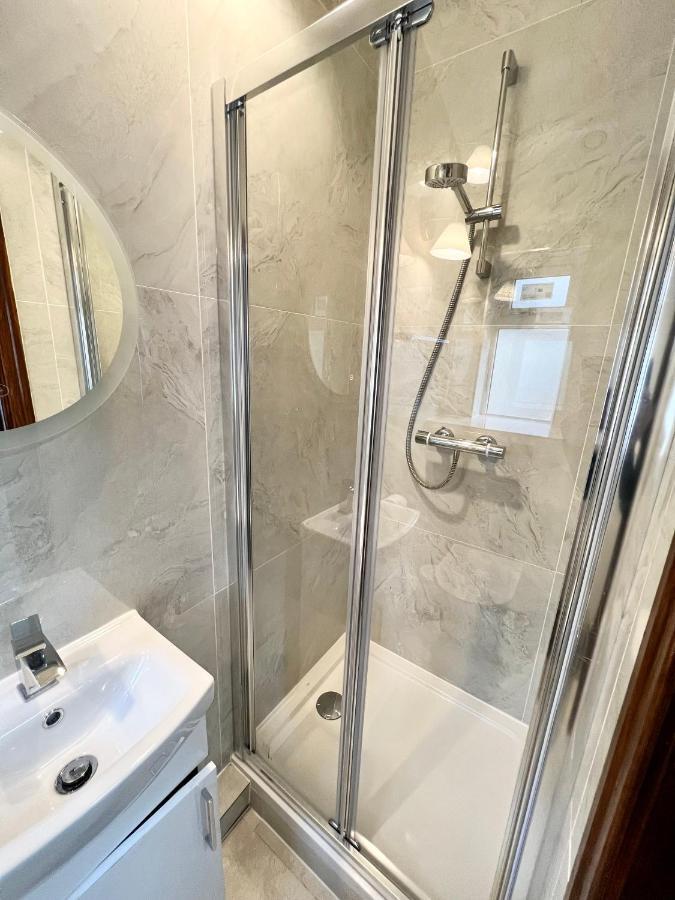 3 Cosy Homes Walking Distance To Mall With Parking Available To Book Separately 3 Bed House Or 1 Bed Apartment Or Studio Londýn Exteriér fotografie