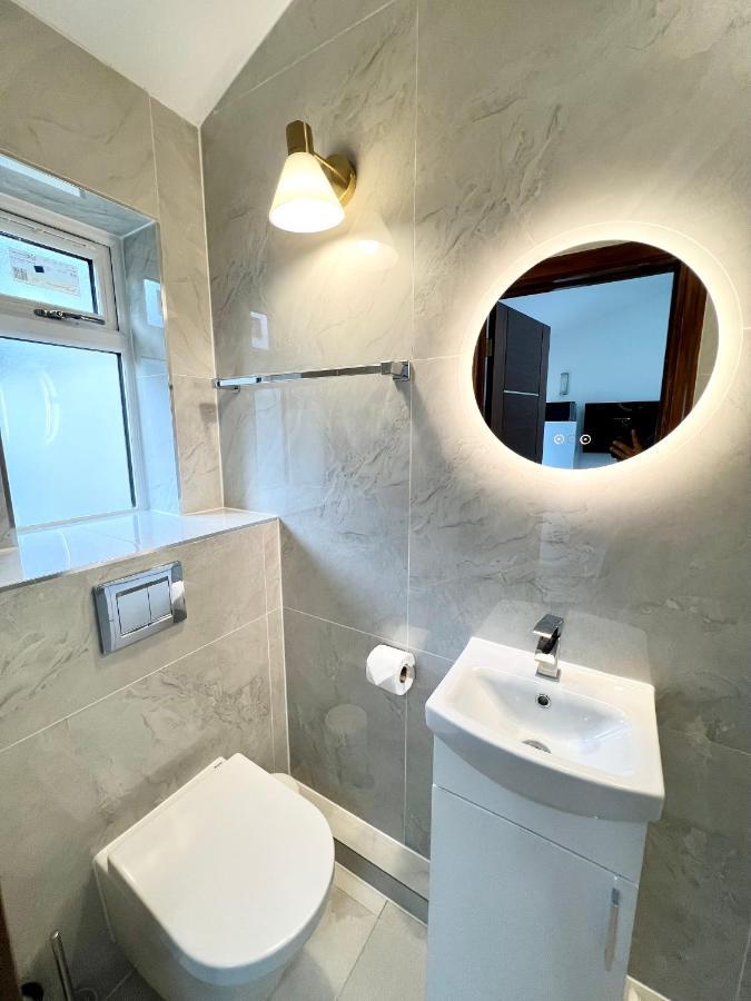 3 Cosy Homes Walking Distance To Mall With Parking Available To Book Separately 3 Bed House Or 1 Bed Apartment Or Studio Londýn Exteriér fotografie