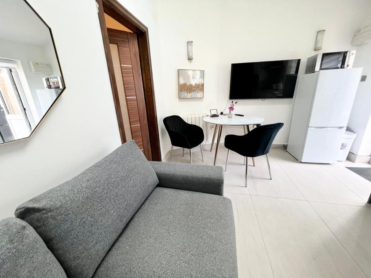 3 Cosy Homes Walking Distance To Mall With Parking Available To Book Separately 3 Bed House Or 1 Bed Apartment Or Studio Londýn Exteriér fotografie