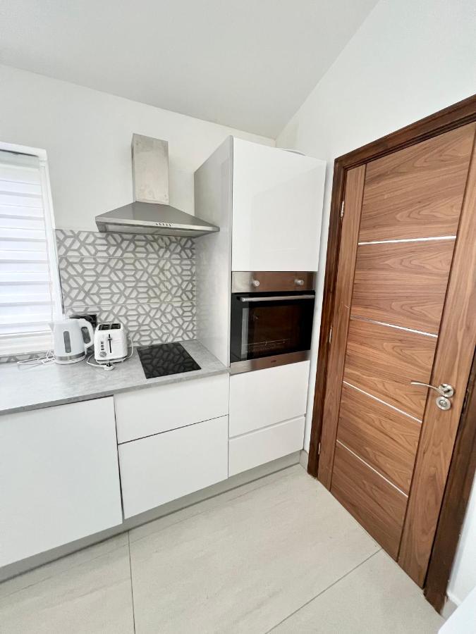 3 Cosy Homes Walking Distance To Mall With Parking Available To Book Separately 3 Bed House Or 1 Bed Apartment Or Studio Londýn Exteriér fotografie